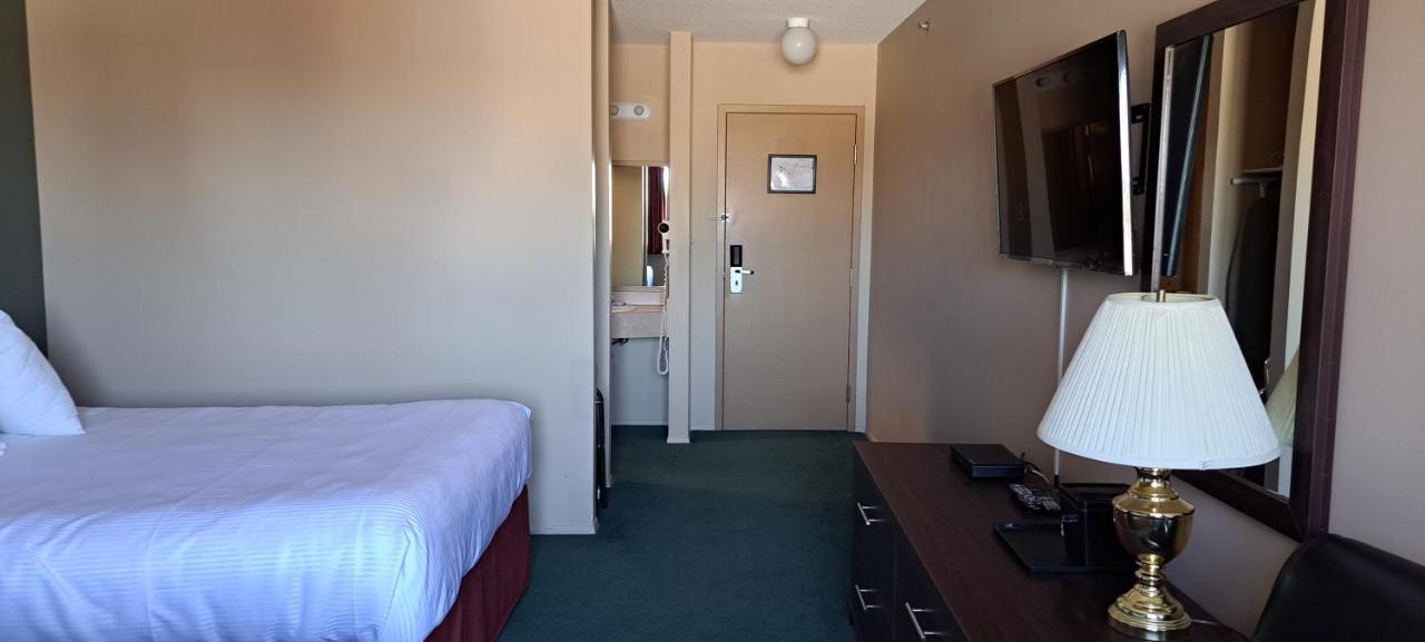 Travelodge By Wyndham Lacombe Exterior foto