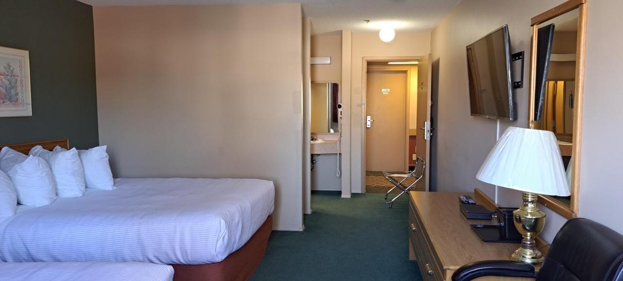 Travelodge By Wyndham Lacombe Exterior foto