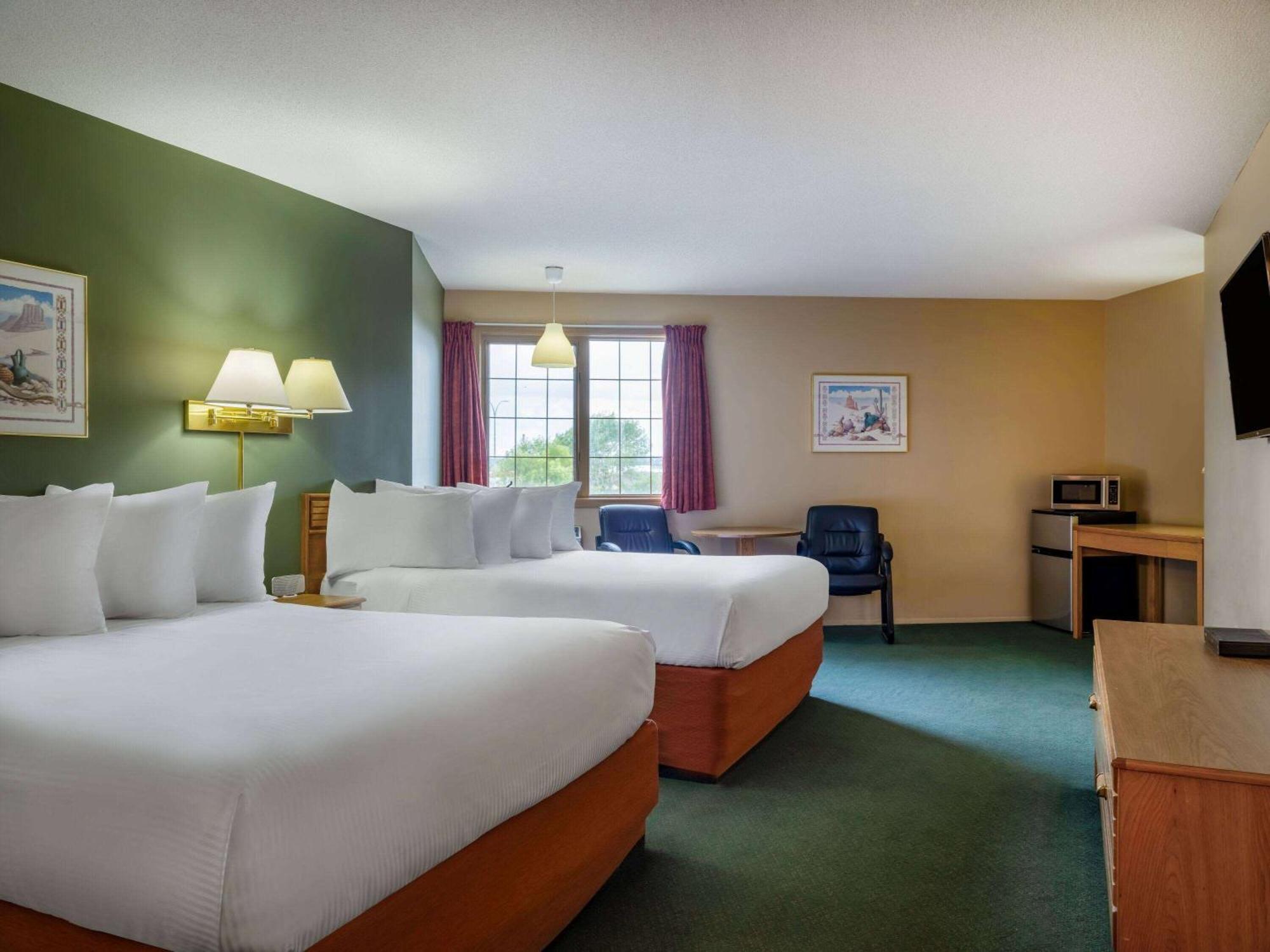 Travelodge By Wyndham Lacombe Exterior foto