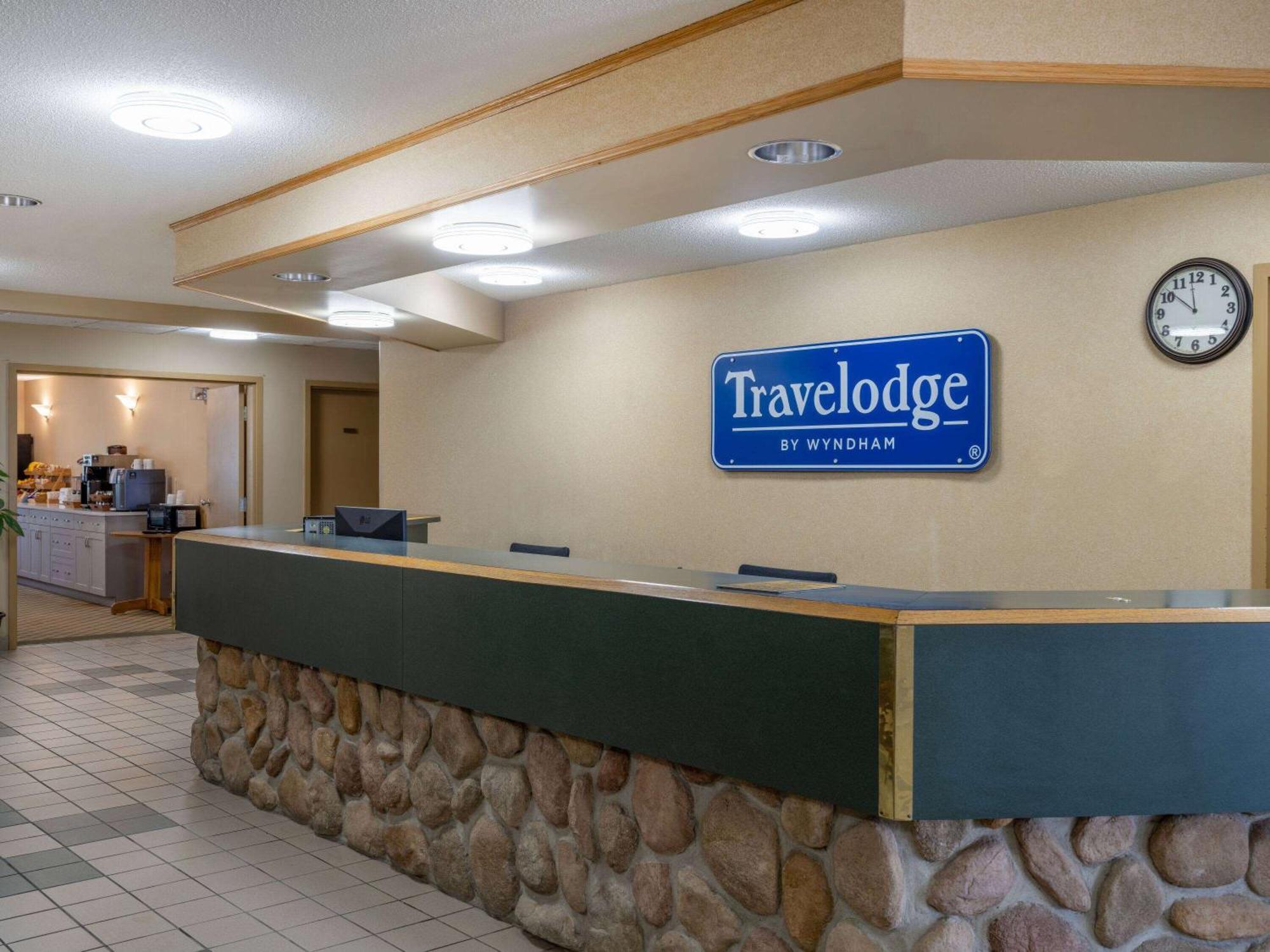 Travelodge By Wyndham Lacombe Exterior foto