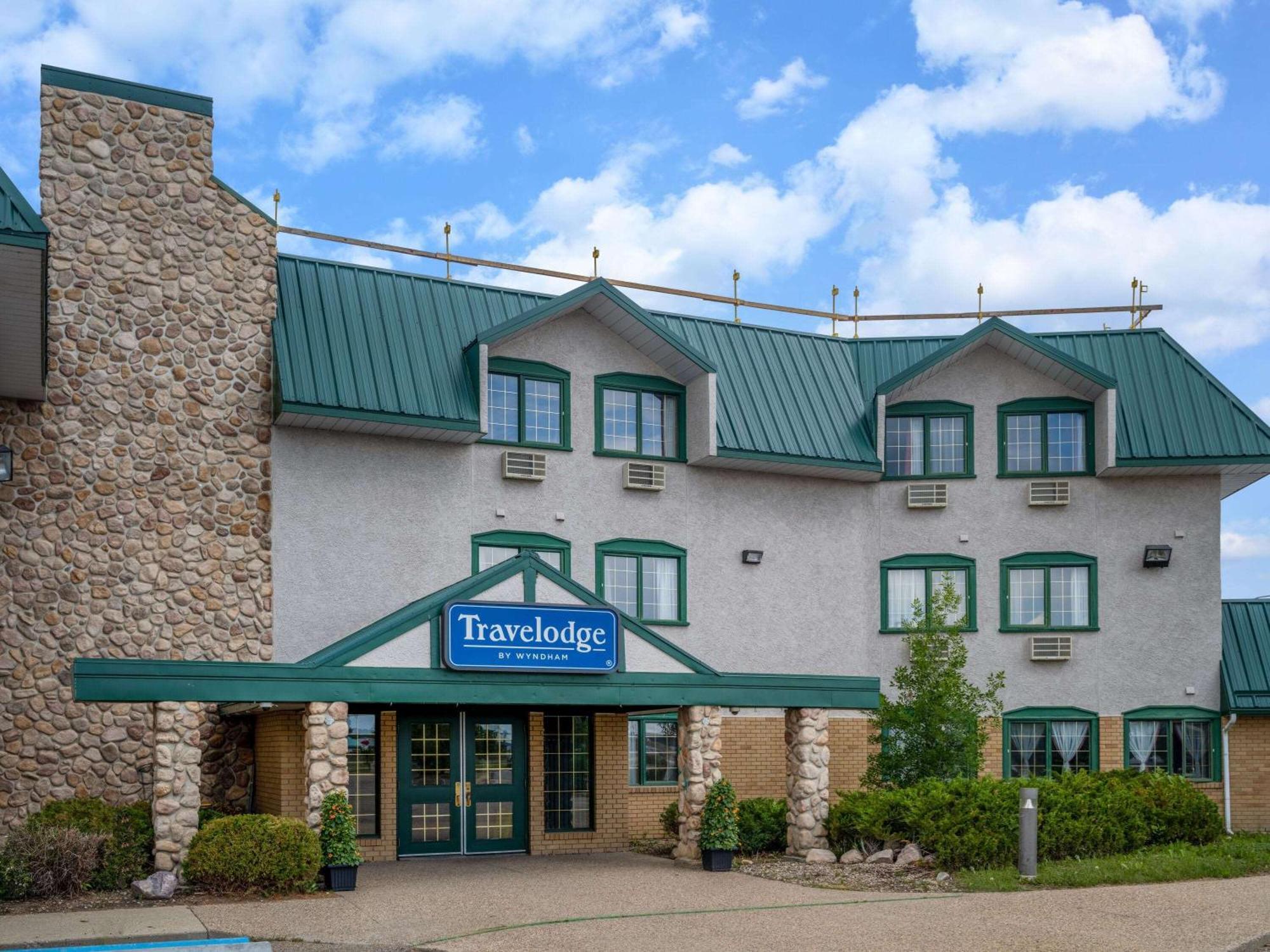 Travelodge By Wyndham Lacombe Exterior foto