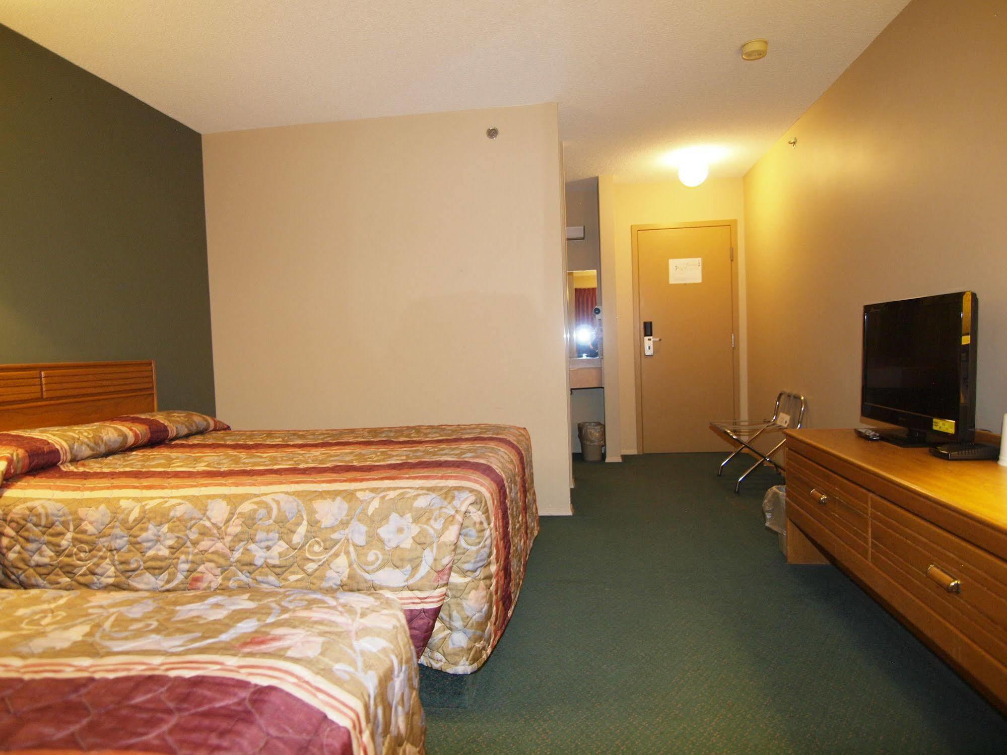 Travelodge By Wyndham Lacombe Exterior foto