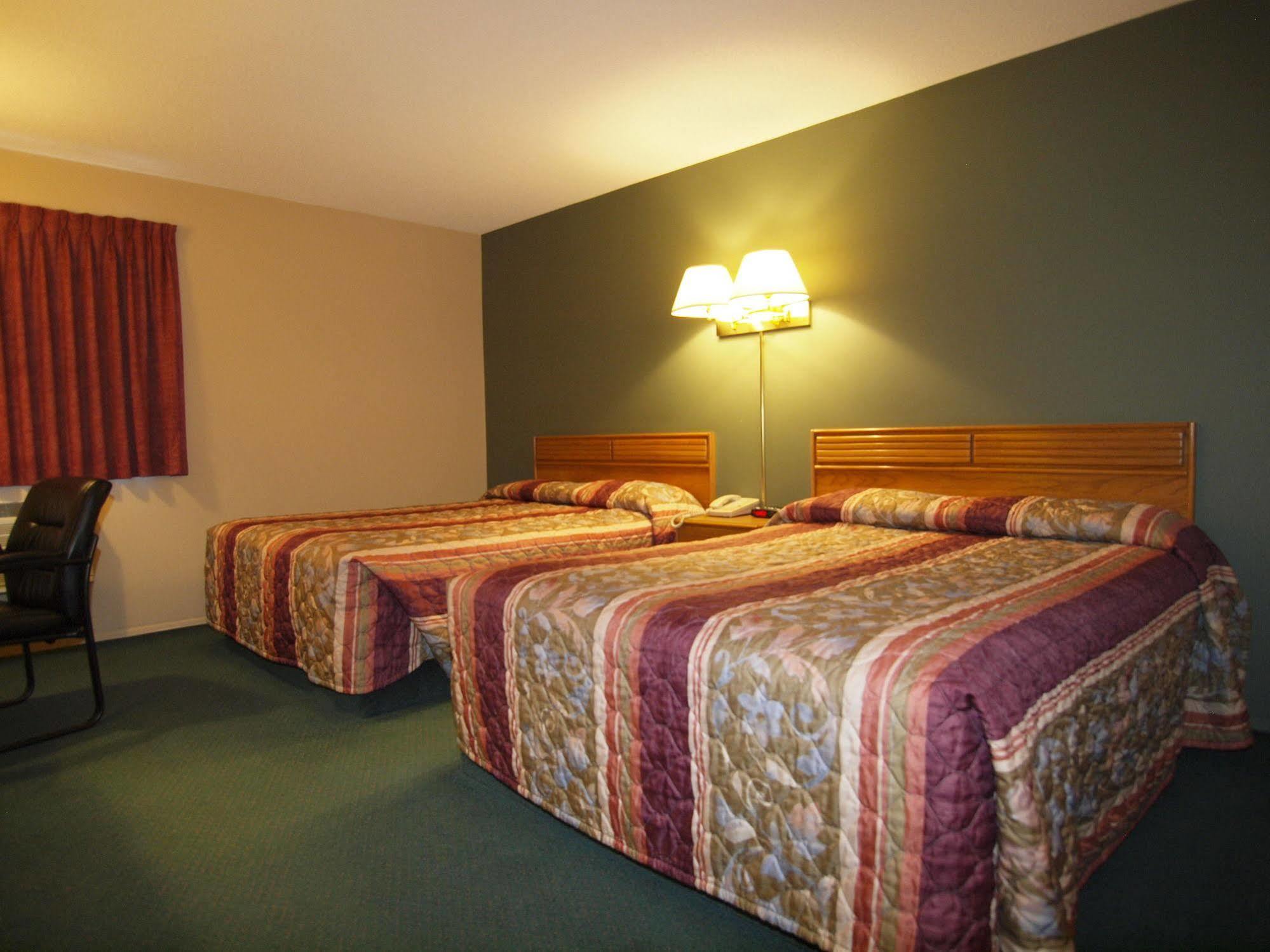 Travelodge By Wyndham Lacombe Exterior foto