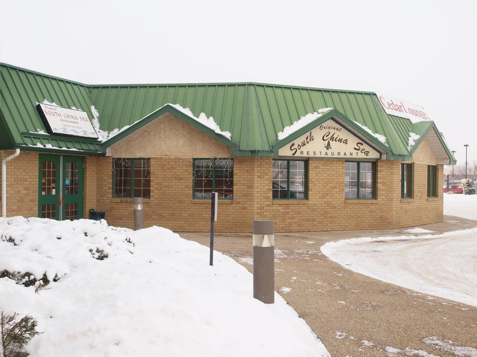 Travelodge By Wyndham Lacombe Exterior foto